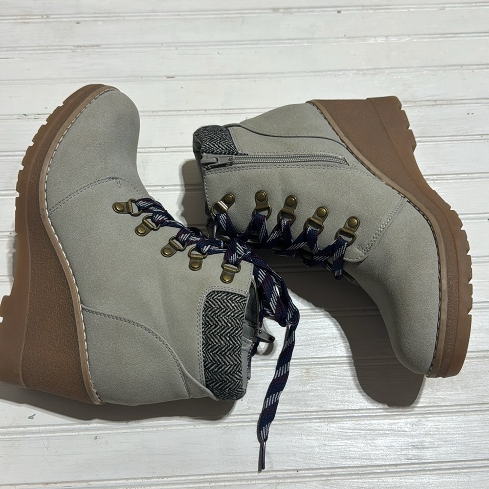 Maurice’s grey imitation suede booties lace up size 9
